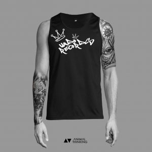 Camiseta negra Tag Corona manga recortada